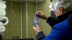 Профессор А.В.Брушков показывает опыт с переохлажденной водой - мгновенная кристаллизация льда.