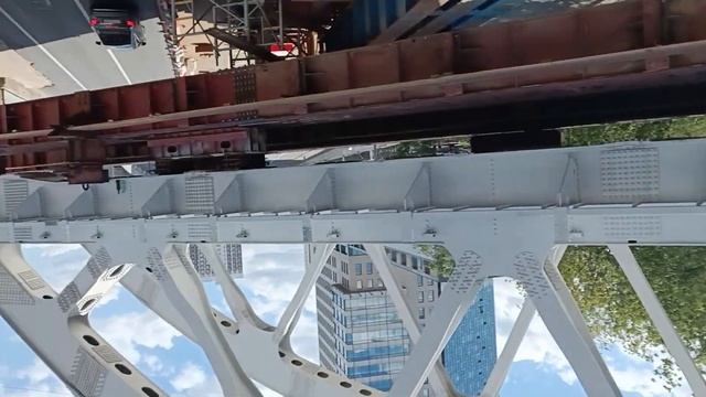 перевернуть видео депо серп и молот стройка века выход через стройку моста над действующей дорогой смотреть онлайн