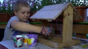 Покраска кормушки для птиц