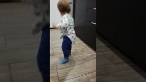 Танцует ребенок 1 год 3 месяца