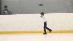 Выступление юного фигуриста.