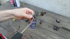 Промывка форсунок на Авто Хонда Аккорд 6. Девушка ремонтирует авто.