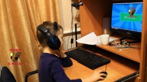 Прикольное видео про детей - ребенок сидит за компьютером и поет