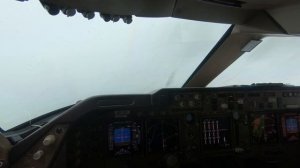 Взлет большого пассажирского самолета вид из кабины пилота во время руления и самого взлета