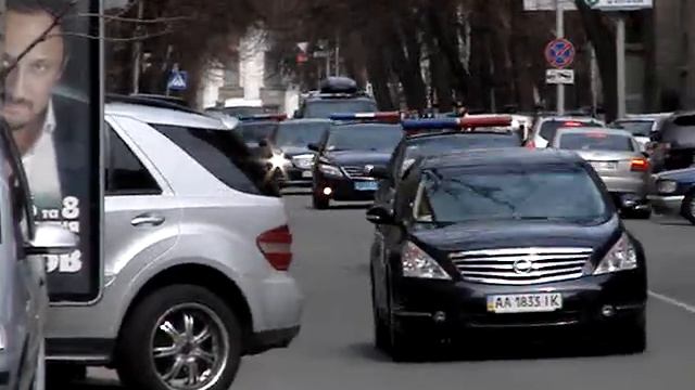 Кортеж Азарова провожают позорными клаксонами смотреть онлайн