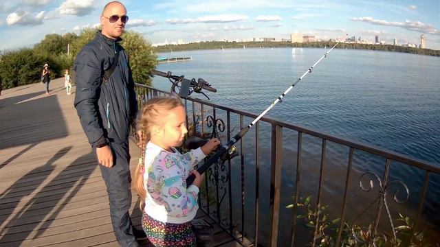 #рыбалка#строгино#билимбика Полина пробует ловить рыбу на спининг. Строгино Москва