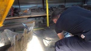 Как отцепить аккумулятор JCB. Навариваю ковш и зубцы. Влог тракториста.