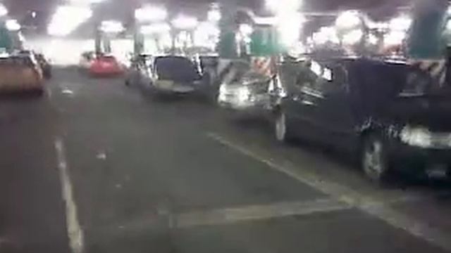 Беспредел на парковке в МЕГА Белая Дача смотреть онлайн