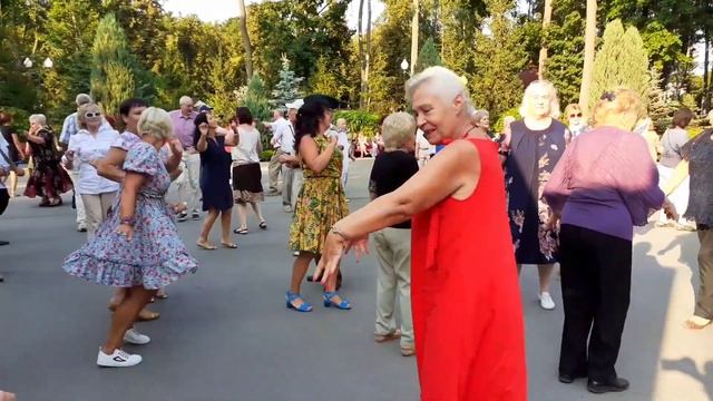 ТАМ ЗА РЕКОЮ ПЛЯСКА ИДЁТ! ТАНЦЫ В ПАРКЕ ГОРЬКОГО ХАРЬКОВ СЧАСТЛИВЫЕ ДНИ смотреть онлайн
