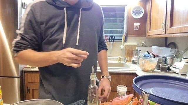 Ужин с Юджин Влогс Отбивная со вкусом Анчоусов и Салат Готовка и Дегустация 2021