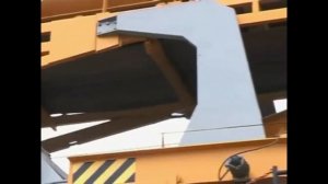 Как очищают щебень на железнодорожном пути - машина ЩОМ 1200