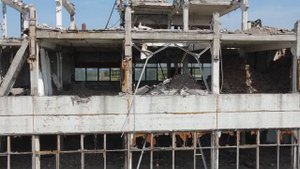 Демонтаж многоэтажного здания. разбор здания