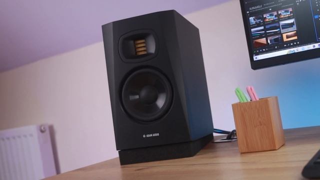 Clean Video Editing PC Setup (2023 Home Tour) смотреть онлайн