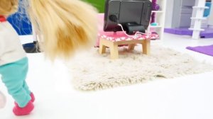 Игры для девочек с куклами Барби и Штеффи. Штеффи собирается в школу. Видео про Барби дочки матери