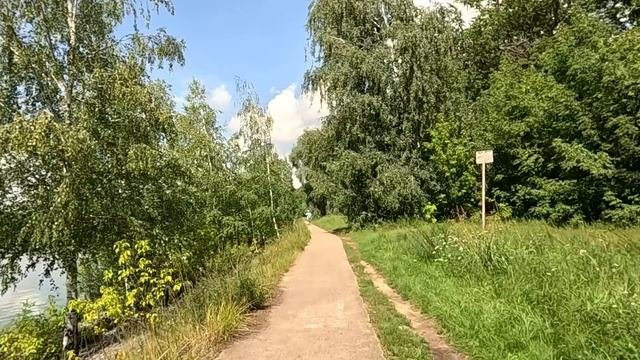 Сын богачей с охраной нахамил дворнику в праздник ВДВ… А заметив у него тельняшку, все похолодели…