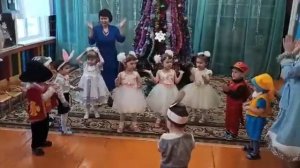 Хоровод вокруг елочки!