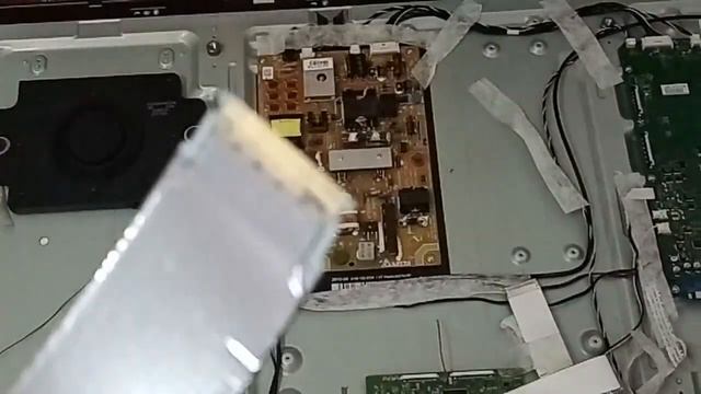 Негативное изображение "полосит" у телевизора Philips 42PFL6057T/60. Ремонт. смотреть онлайн