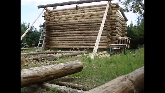 Поднять бревно. Подъем бревна на сруб. Подъемник бревен на сруб. Подъем бревна на сруб лебедкой. Подъем бревен при строительстве сруба.