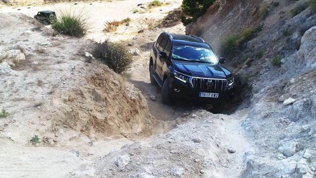 Comparativa 4x4: Toyota Land Cruiser (PRADO), Jeep Wrangler Rubicon, Mercedes Clase G - Diariomotor смотреть онлайн