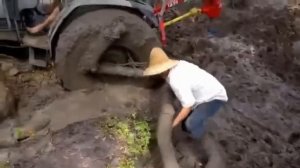 Как вытащить трактор из грязи