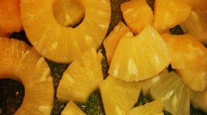 Алкогольный коктейль с ананасами и шампанским