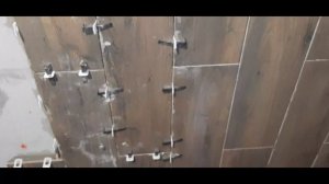 Кладка плитки в душевой на стены. Своими руками.