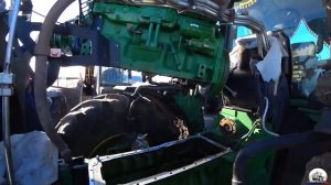 Установка мотора на John Deere 8335R после ремонта, погрузчиком JCB.