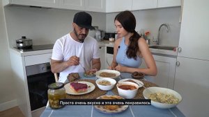 МУЖ-ТУРОК ВПЕРВЫЕ ПРОБУЕТ ТРАДИЦИОННЫЕ РУССКИЕ БЛЮДА /РЕАКЦИЯ ТУРКА НА РУССКУЮ ЕДУ-ОЛИВЬЕ, ШУБА,БОР
