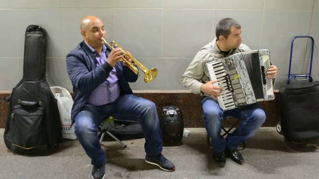 Живая музыка в подземном переходе (Live Music) смотреть онлайн
