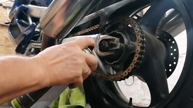 Чистка и смазка цепи мотоцикла. Honda VTR 1000.