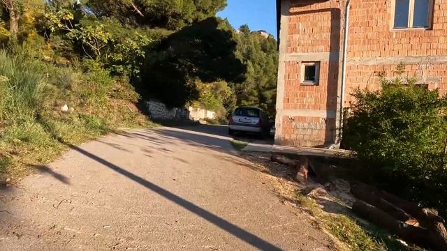 В Черногории очень крутые дороги, имейте это ввиду. Самый лучший вид на всю Будву. Как дойти пешком смотреть онлайн