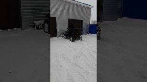 Квадроцикл cf moto 600сс. Снежный отвал. Чистим малую часть всей территории.
