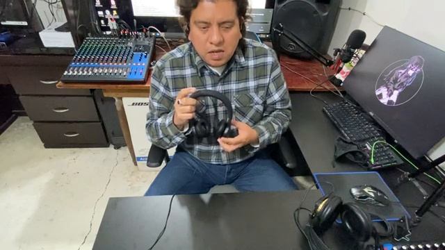 Audífonos JBL LIVE 460 NC смотреть онлайн