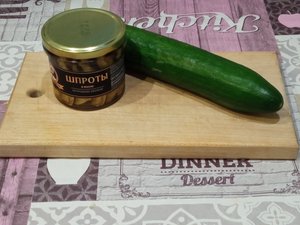 Беру банку шпрот и свежий огурец....Простой и вкусный салат.