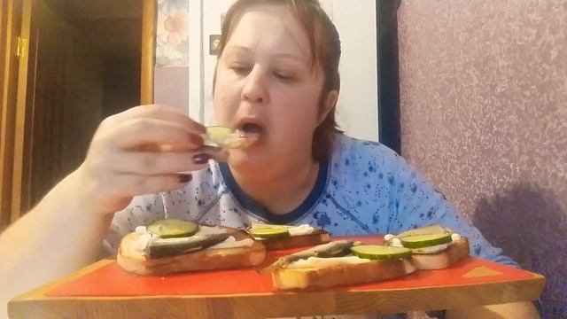 Мукбанг горячие бутерброды со шпротами смотреть онлайн