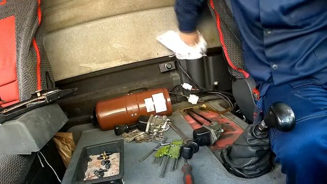 MAN TGL продолжение по 03121  Замена крана управления стояночного тормоза