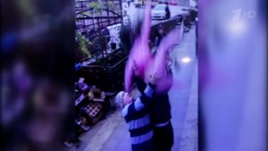 В Махачкале водитель и диспетчер маршрутного такси спасли пятилетнюю девочку