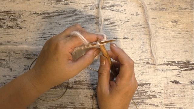 Узор крупными петлями на спицах со сброшенными накидами. Ручное вязание с Lorraine Woolheart