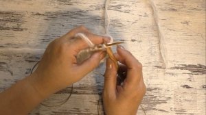 Узор крупными петлями на спицах со сброшенными накидами. Ручное вязание с Lorraine Woolheart