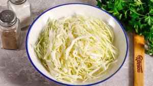 Салат из капусты с кукурузой и яйцом