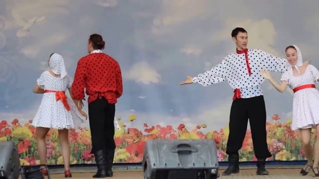Под юбкой, Русский народный танец на сцене Центрального парка