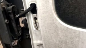 Renault Trafic, Opel Vivaro, Nissan Primastar снятие заднего плафона для ремонта или замены лампоче