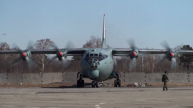Ан-12 Запуск двигателей и руление смотреть онлайн