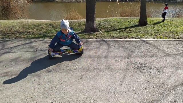 Ребенок в 3 года катается на гироскутере смотреть онлайн