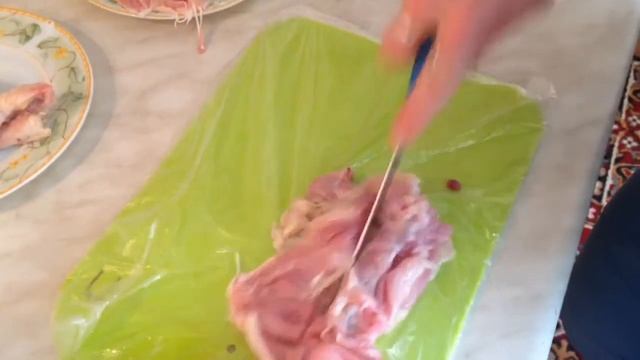 Как быстро отделить куриное мясо от кости. Мастер-класс по разделке окорочков! смотреть онлайн