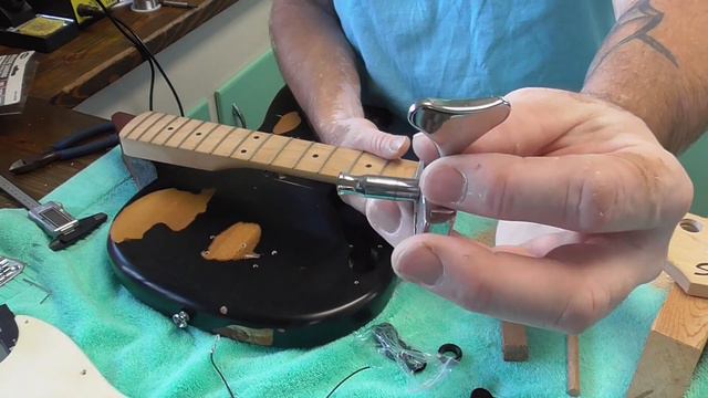 Squier Bronco Bass смотреть онлайн