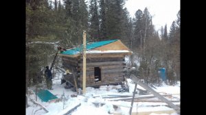 Сняли манипулятор,начали строить избу в тайге