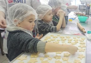 В Ярославском колледже индустрии питания семьи участников СВО испекли печенье для бойцов
