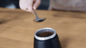 Винтажная кофеварка для эспрессо с деревянной ручкой