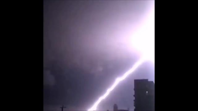 Такого вы точно не видели. Продолжаются удары необычных восходящих молний. Теперь в Стамбуле, Турци